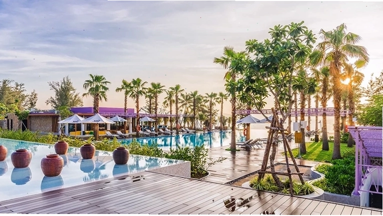 Khu vực hồ bơi chính tại TTC Resort Dốc Lết