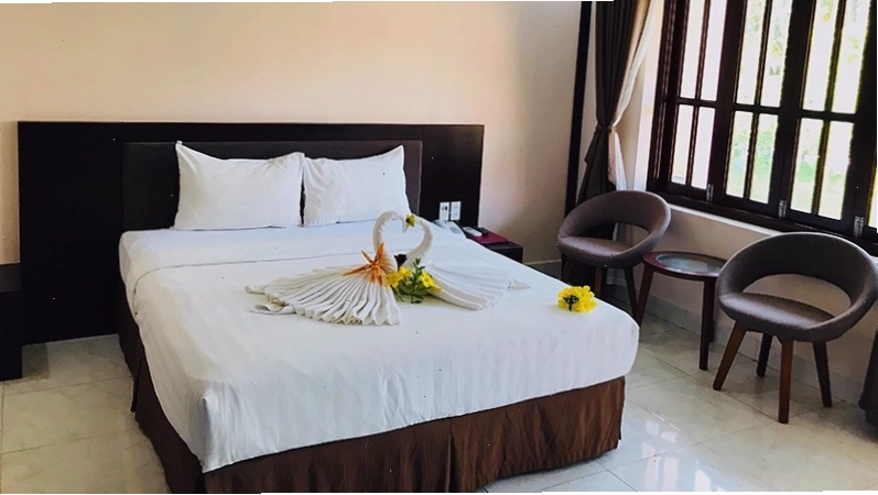 Khu vực hồ bơi của resort gần đó