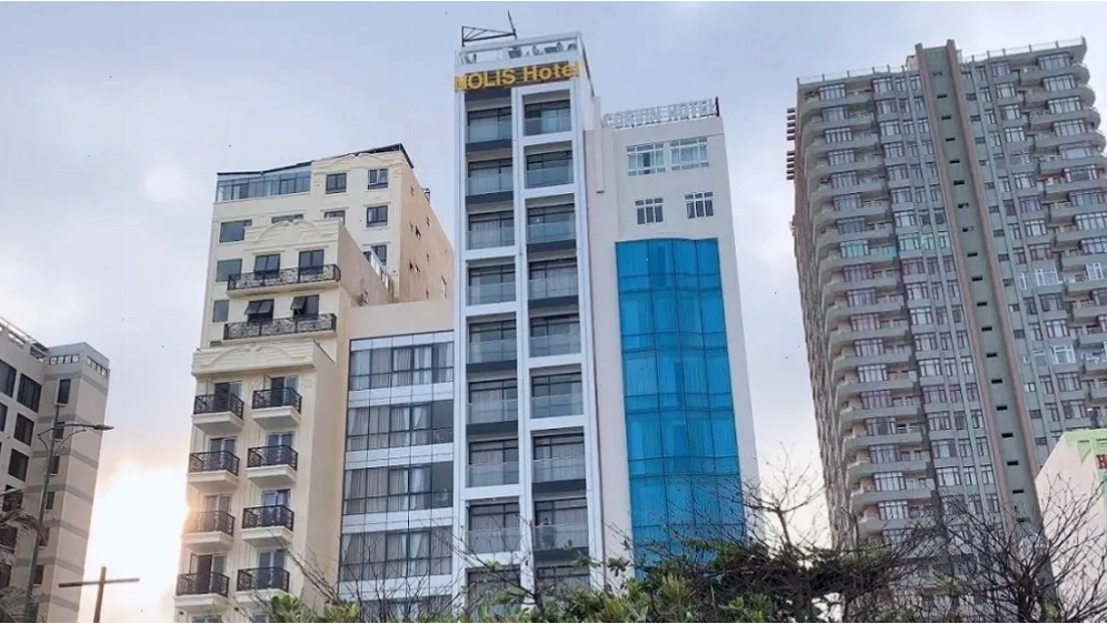Khu vực hồ bơi ngoài trời của khách sạn Nolis