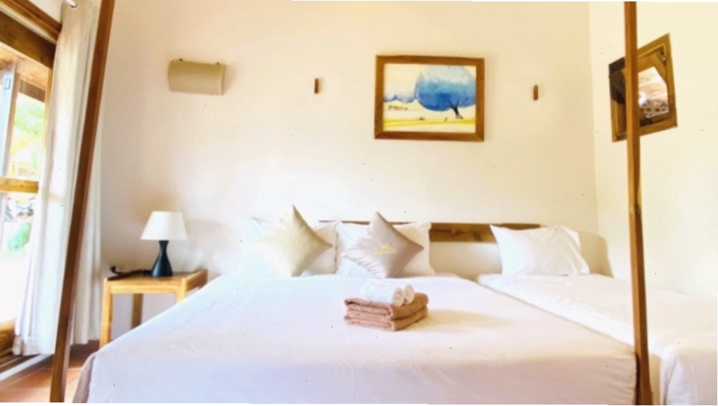 Khu vực hồ bơi ngoài trời tại Daisy Resort Phú Quốc