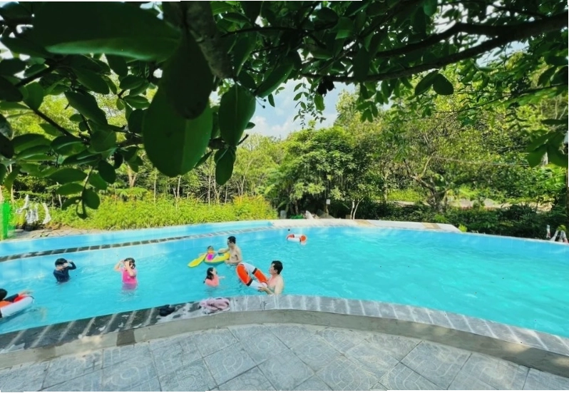 Khu vực hồ bơi ngoài trời tại Hồ Suối Rao