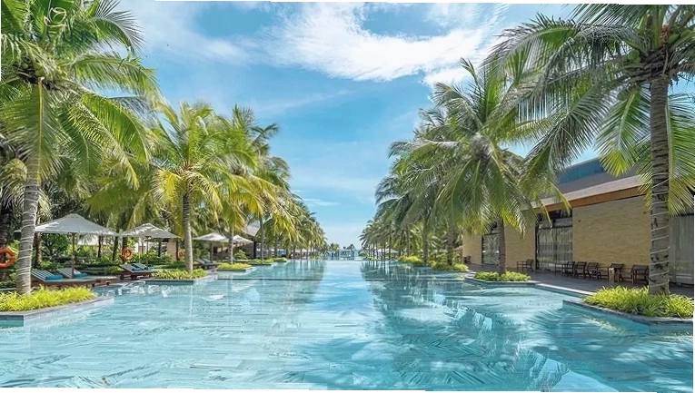 Khu vực hồ bơi nước mặn sát biển của Rosa Alba Resort