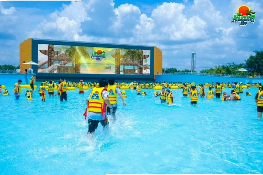 Khu vực hồ bơi tại công viên nước Amazing Bay