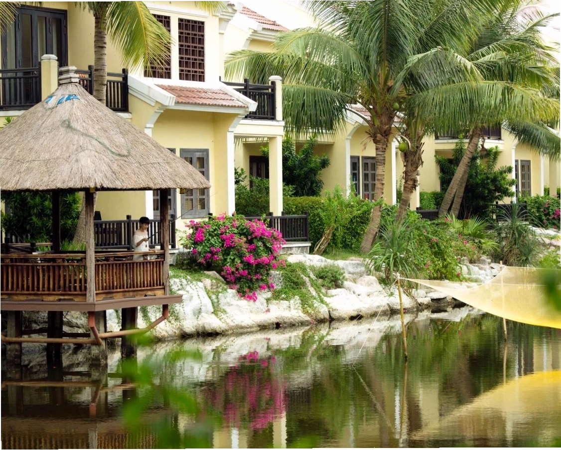 Khu vực hồ bơi tại Koi Hội An Resort & Spa