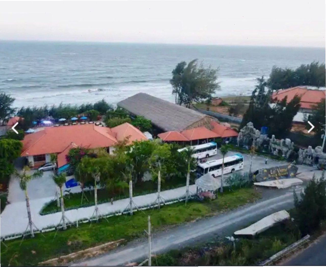 Khu vực hồ bơi tại Maxivic Beach Resort Phan Thiết