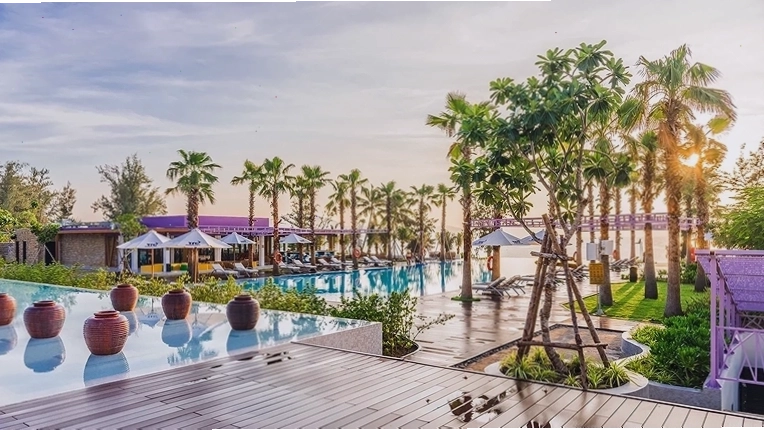 Khu vực hồ bơi tại một resort Dốc Lết