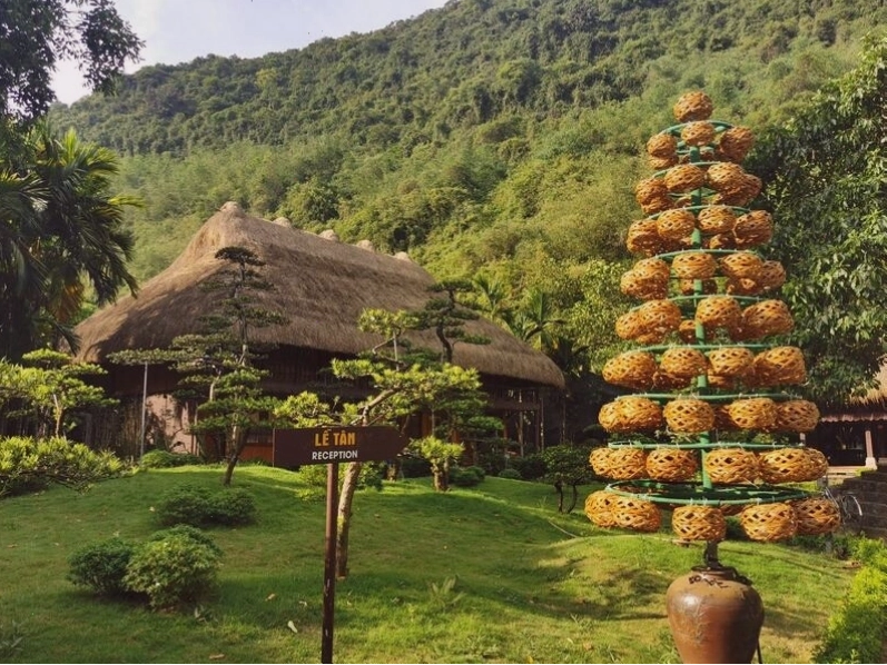 Khu vực hồ bơi tại Thung Nham Resort