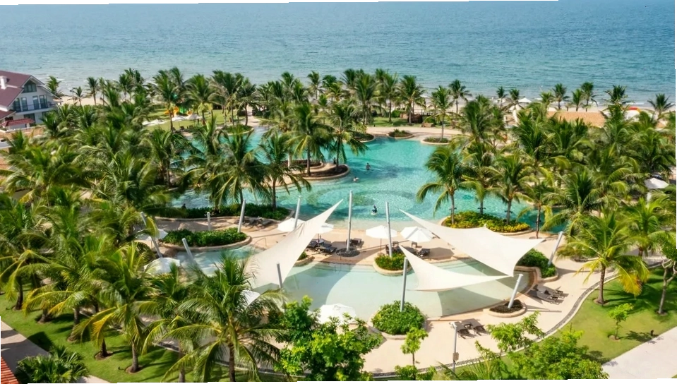 Khu vực hồ bơi The Pearl Hội An với ghế tắm nắng và cây xanh