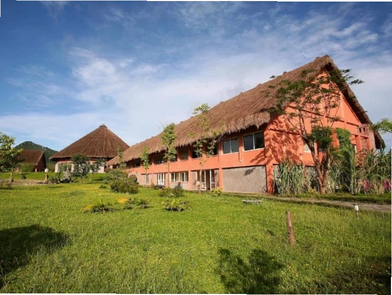Khu vực hồ bơi và nghỉ dưỡng tại Cúc Phương Resort
