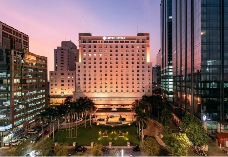 Khu vực hồ bơi và tiện nghi ngoài trời tại Lotte Hotel Saigon