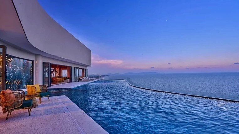 Khu vực hồ bơi vô cực của Vias Hotel Vũng Tàu với tầm nhìn ra biển