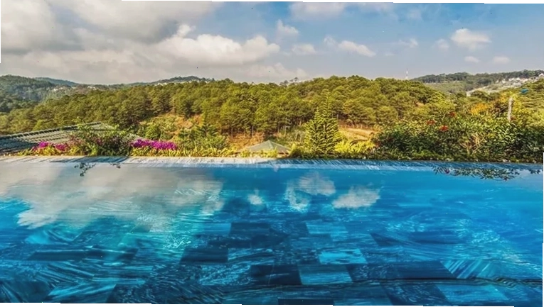 Khu vực hồ bơi vô cực nhìn ra thung lũng xanh tại Zen Valley Dalat