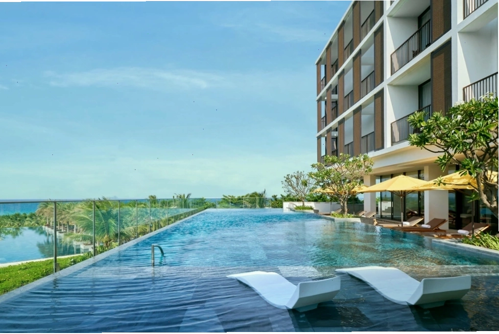 Khu vực hồ bơi với tầm nhìn ra biển tuyệt đẹp
