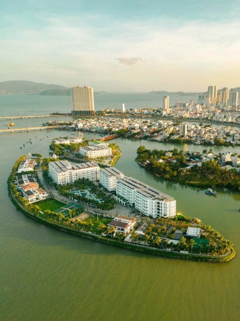 Khu vực hồ bơi xanh mát của Champa Island Resort & Spa Nha Trang