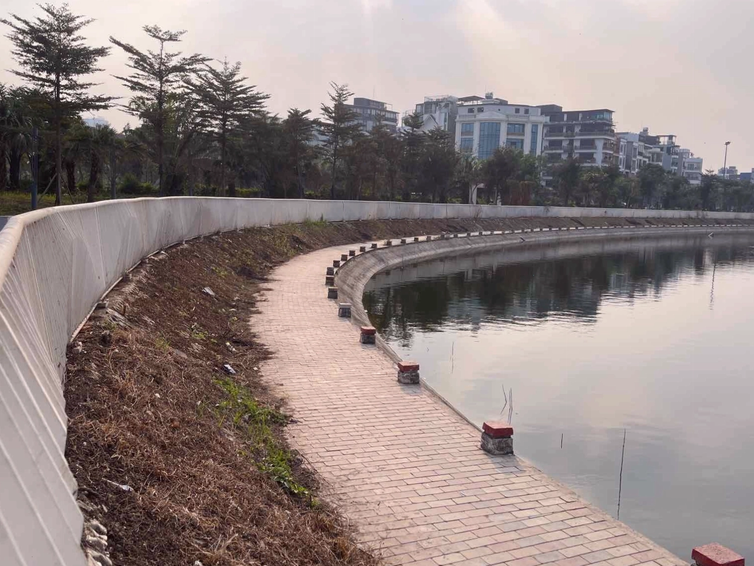Khu vực hồ điều hòa tại công viên Ngọc Thụy sau khi được dọn dẹp sạch sẽ