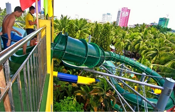 Khu vực nghỉ ngơi, thư giãn với ghế dài và dù che tại Công viên Nước Đầm Sen