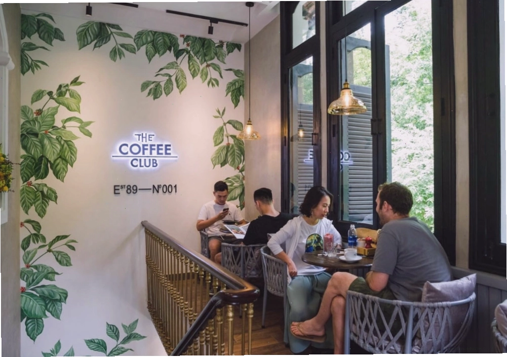 Khu vực ngoài trời của Fresh Garden với nhiều cây xanh tạo cảm giác thư thái