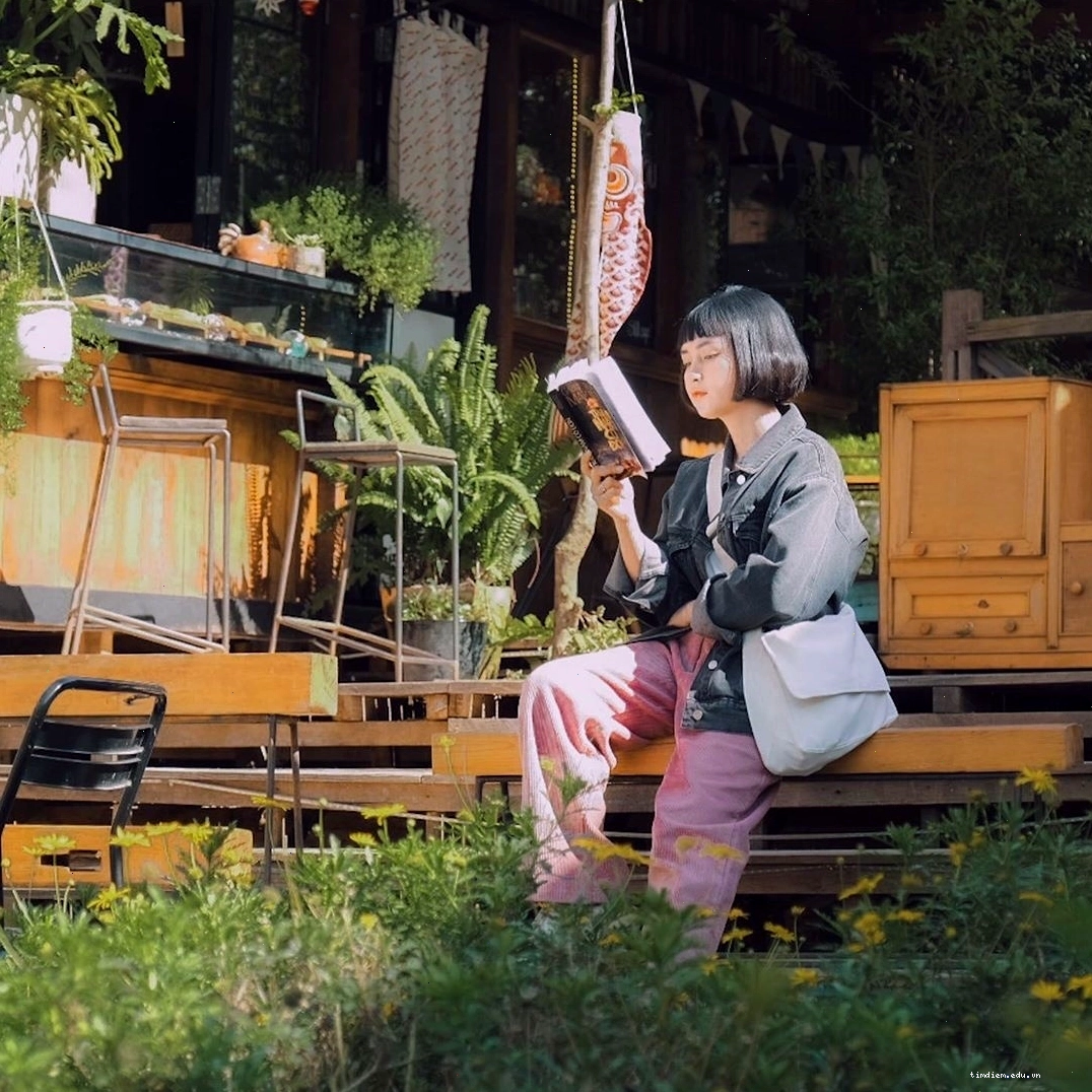 Khu vực ngoài trời với ánh đèn lung linh về đêm