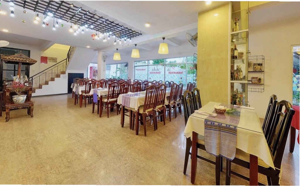 Khu vực ngoài trời với bàn ghế thư giãn