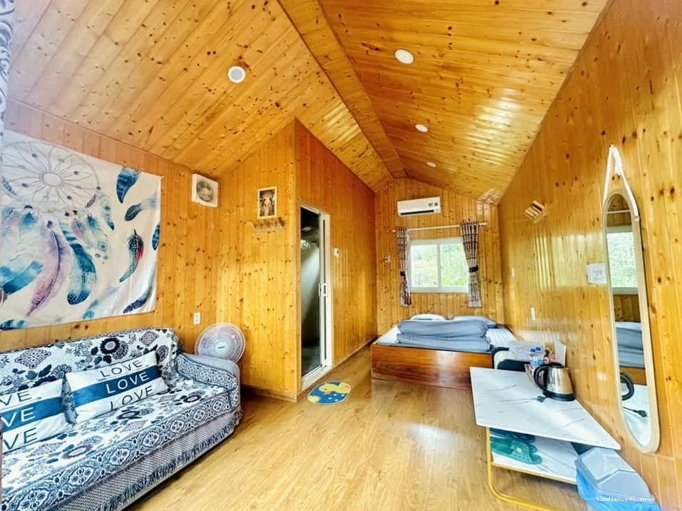 Khu vực ngoài trời với bàn ghế và cây xanh tại Henisi Homestay