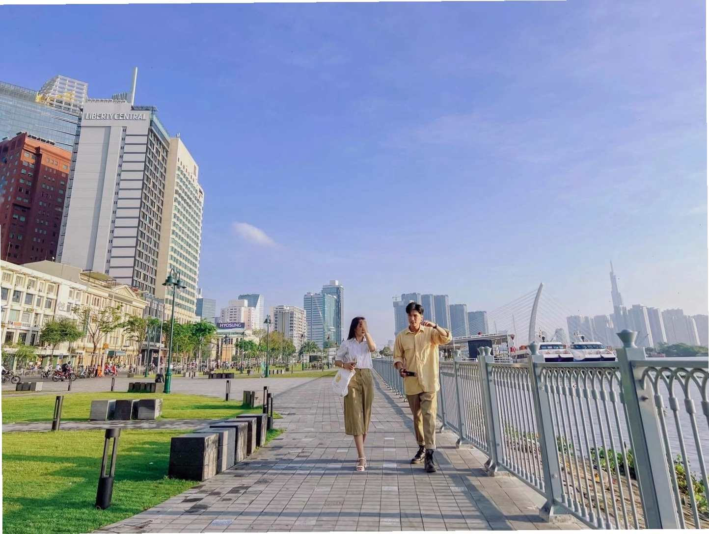 Khu vực ngồi nghỉ và ngắm cảnh tại công viên Bạch Đằng