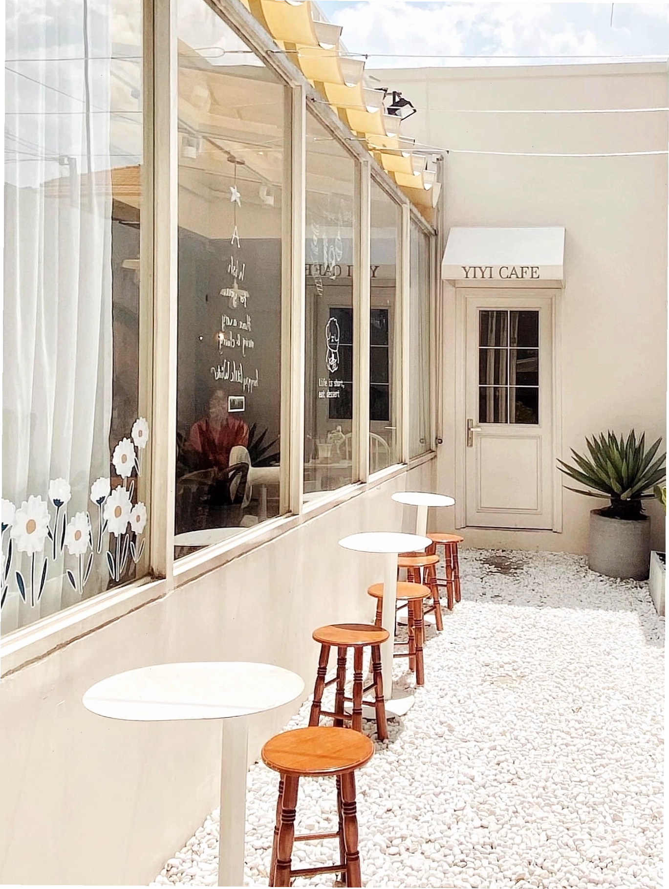 Khu vực ngồi ngoài trời của Yiyi Dessert Cafe