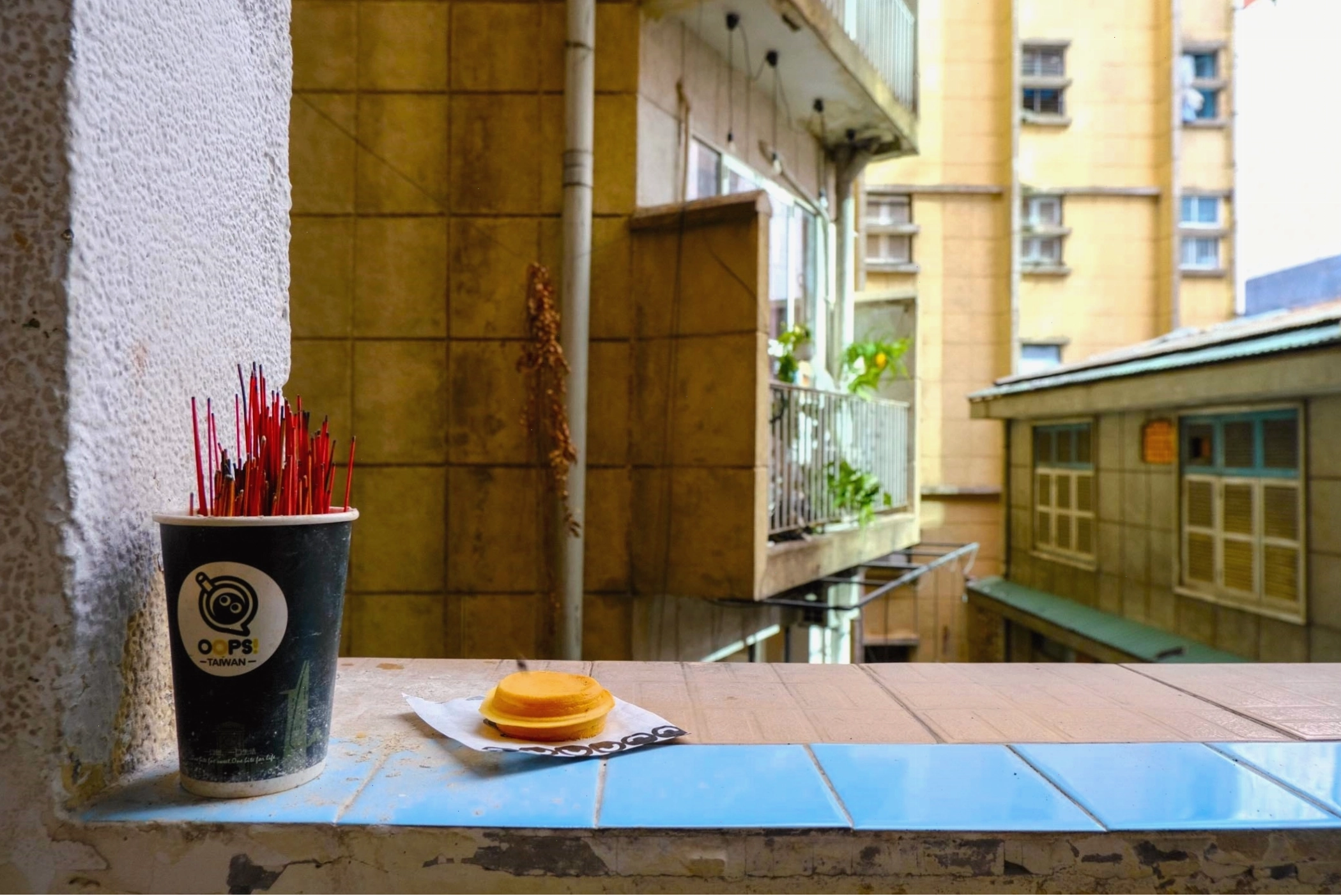 Khu vực ngồi ngoài trời tại một quán cafe