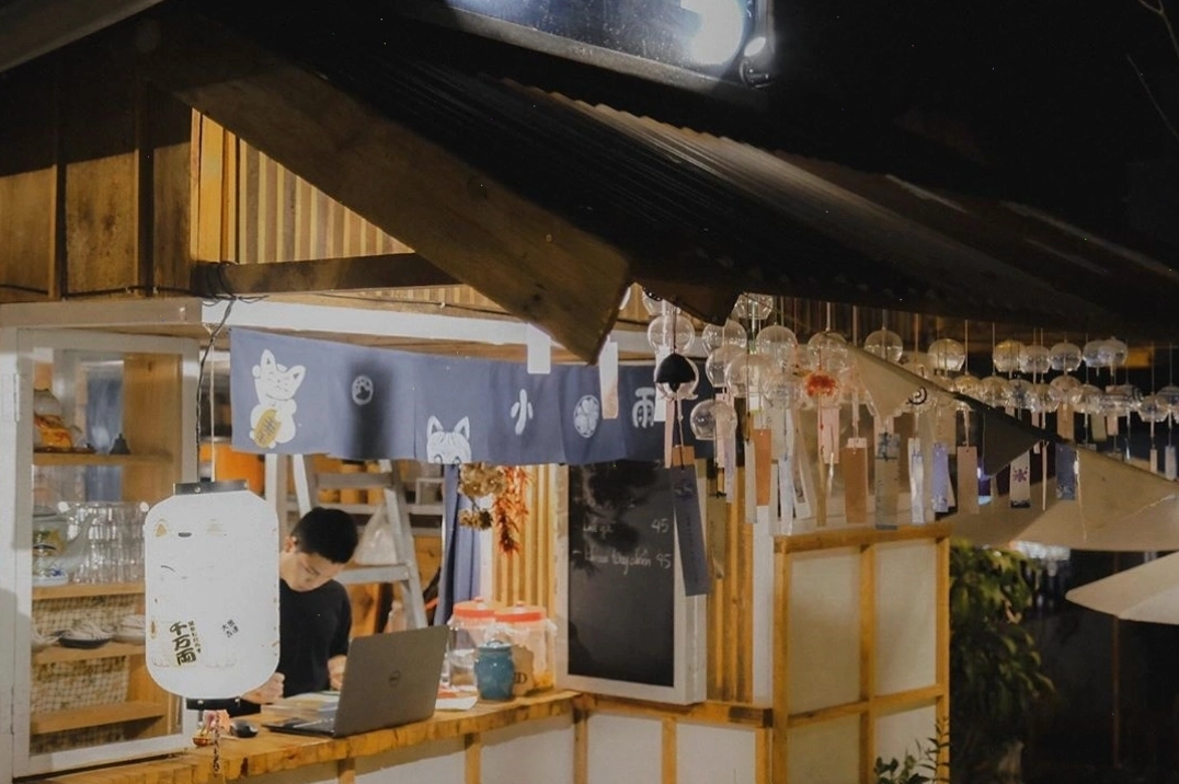 Khu vực ngồi ngoài trời tại Still Cafe