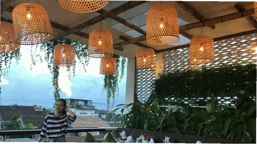 Khu vực ngồi thoải mái bên trong quán 92 Station Restaurant & Cafe