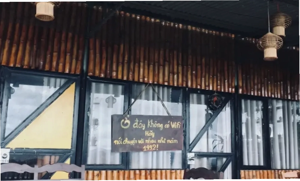 Khu vực ngồi yên tĩnh tại một quán cafe view núi