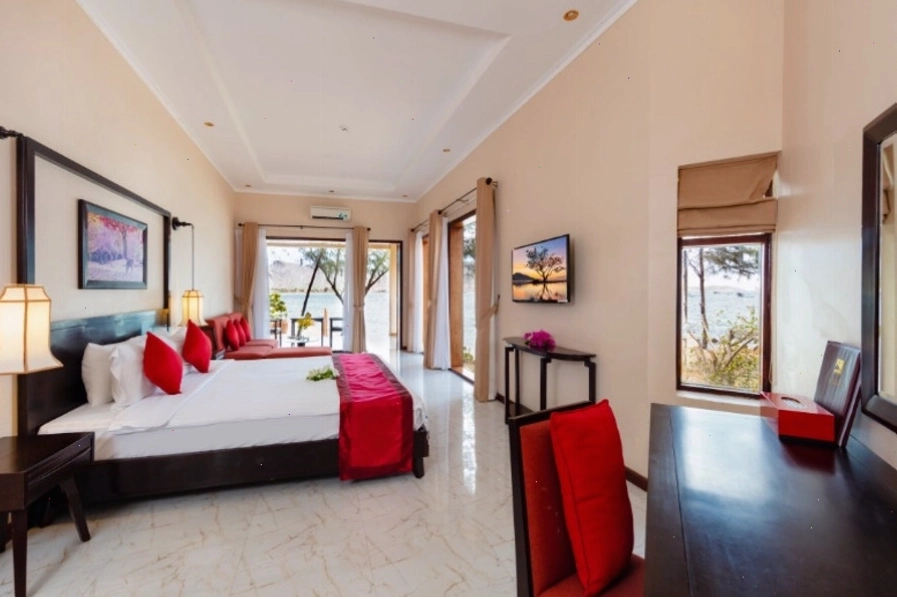 Khu vực nhà hàng của Hòn Cò Resort Cà Ná với không gian thoáng đãng