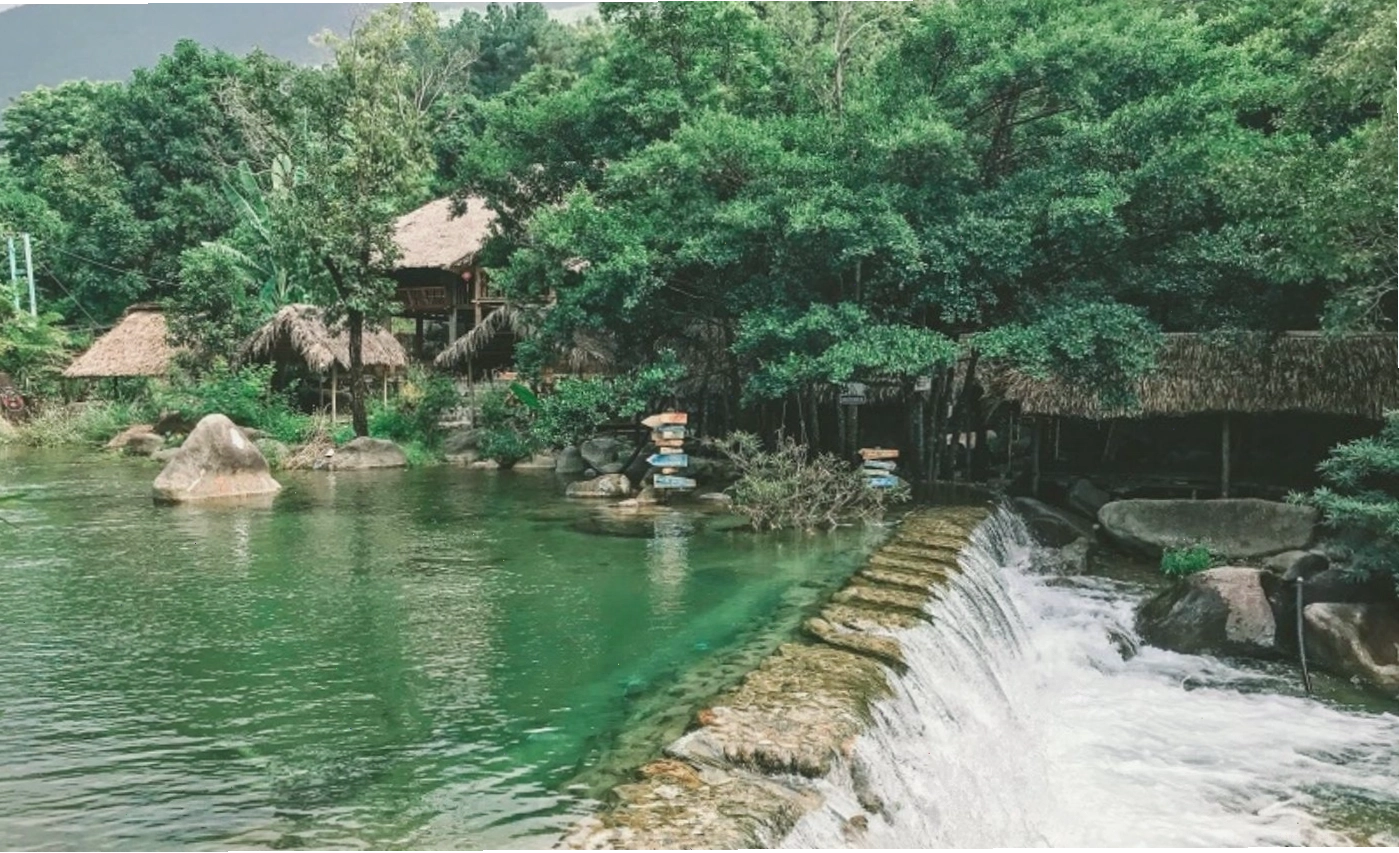 Khu vực nhà hàng phục vụ ẩm thực tại Suối Lương