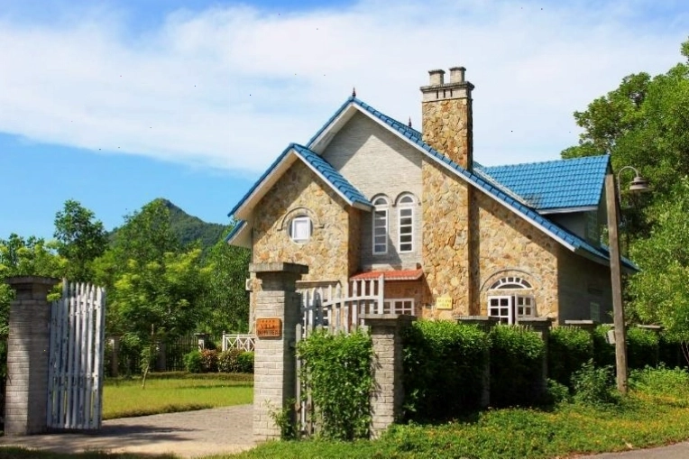 Khu vực nhà hàng và sân vườn Cúc Phương Resort