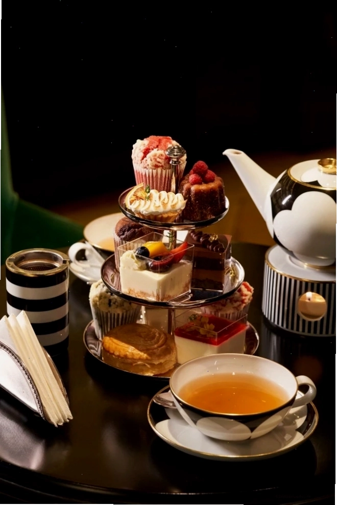 Khu vực pha chế và một phần không gian ngồi của Cafe Thái Công