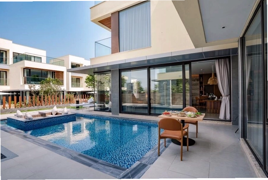 Khu vực phòng khách rộng rãi trong biệt thự The Five Villas & Resort Đà Nẵng