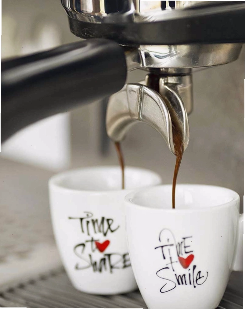 Khu vực quầy bar tại một cửa hàng Valentino Caffè