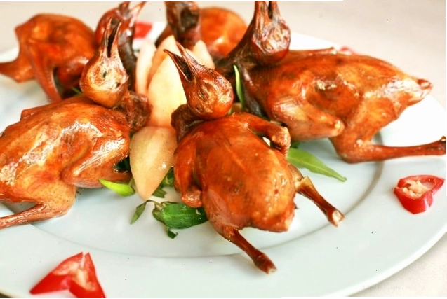 Khu vực quầy bar tại Nhà Hàng Bê Vàng