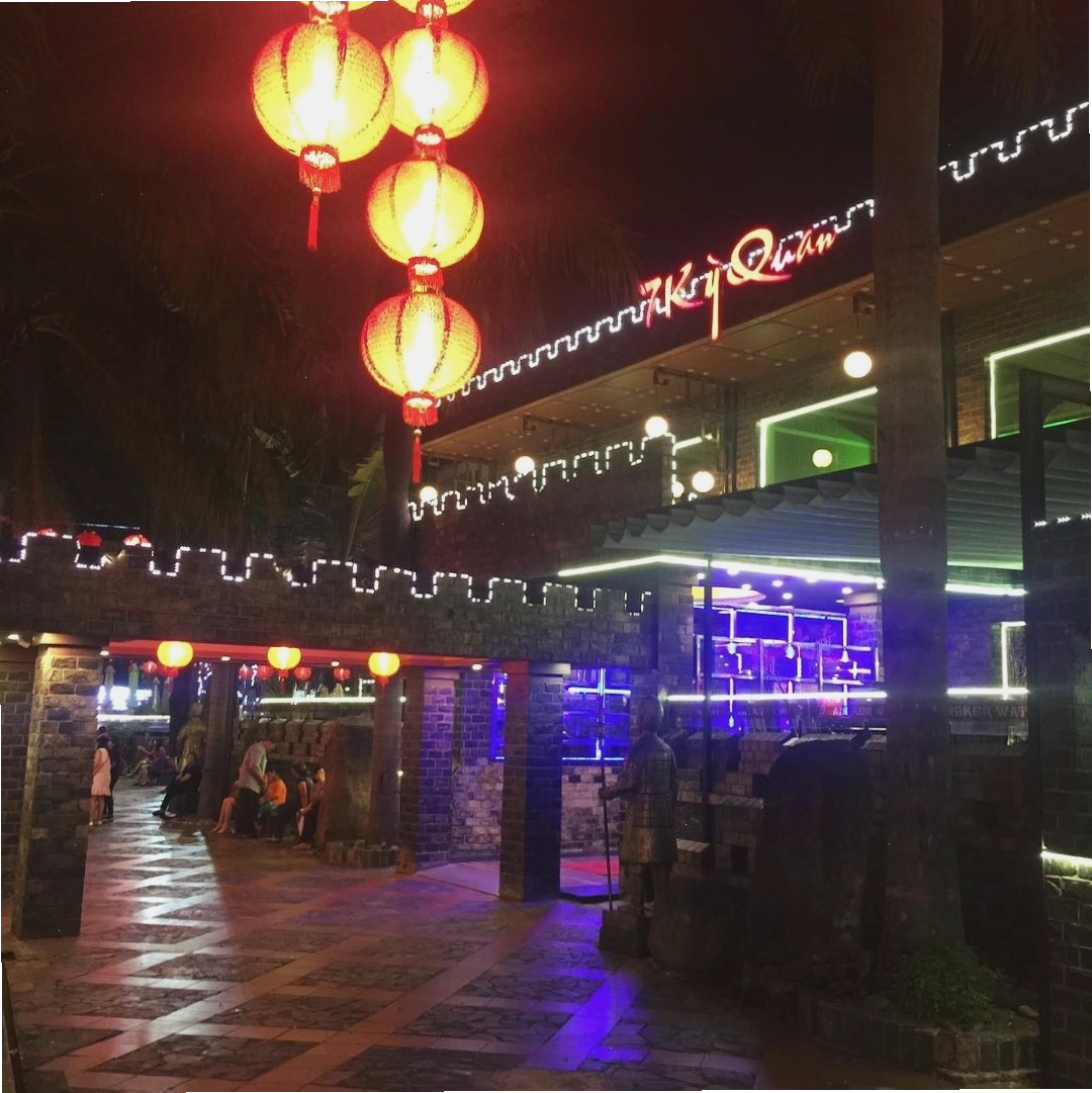 Khu vực sân chơi ngoài trời tại Nhà hàng 7 Kỳ Quan
