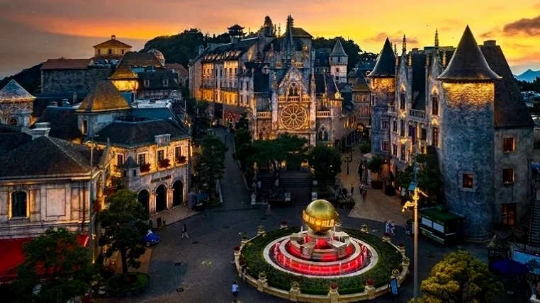 Khu vực sảnh chờ sang trọng tại Mercure Danang French Village