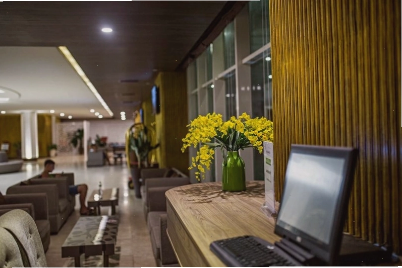 Khu vực sảnh chờ và quầy bar của khách sạn