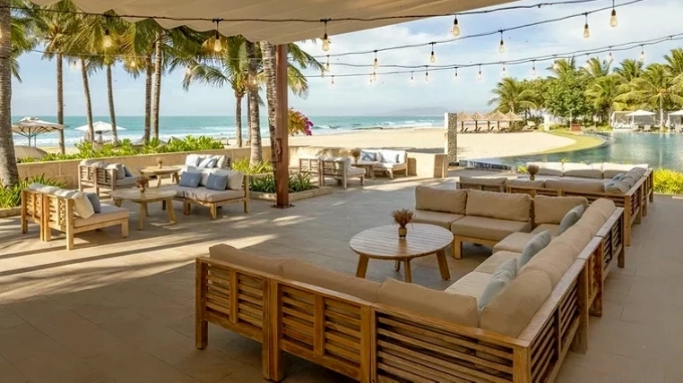 Khu vực sôi động tại Breeza Beach Club nhìn ra biển