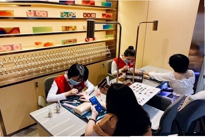 Khu vực sơn móng tay miễn phí cho thực khách trong thời gian chờ đợi dùng bữa tại lẩu Haidilao Hà Nội