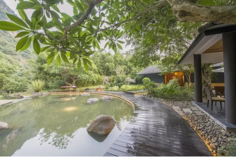 Khu vực tắm khoáng nóng tại Serena Resort Kim Bôi với cảnh quan xanh mát