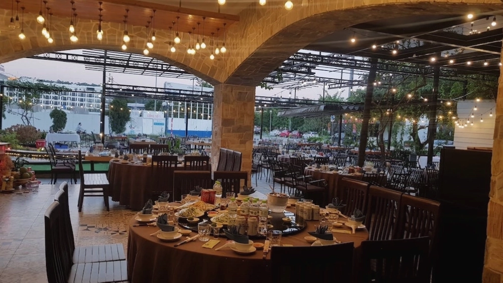 Khu vực tầng trên với ghế bọc da sang trọng tại Nhà hàng Phương Nam
