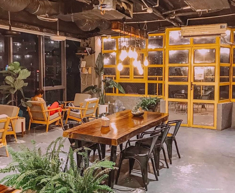 Khu vực tầng trệt ấm cúng của Sam Rooftop Coffee