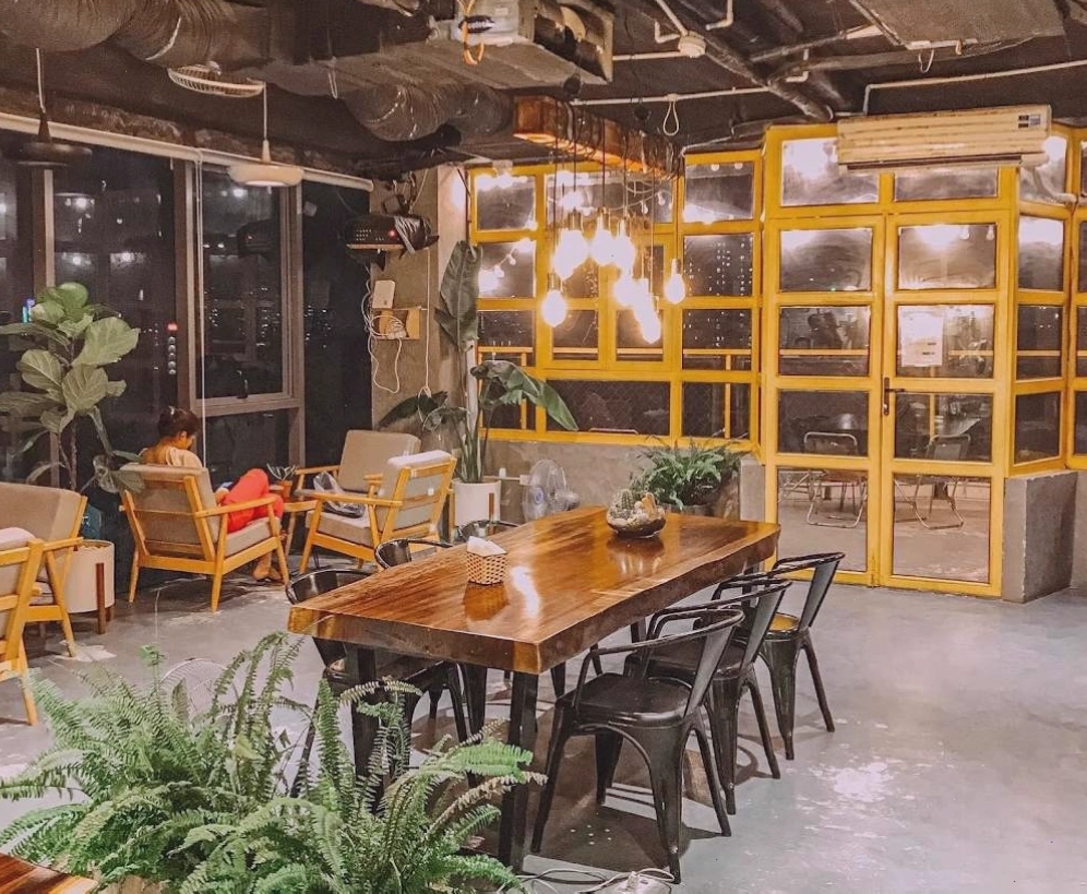 Khu vực tầng trệt quán Sam Rooftop Coffee