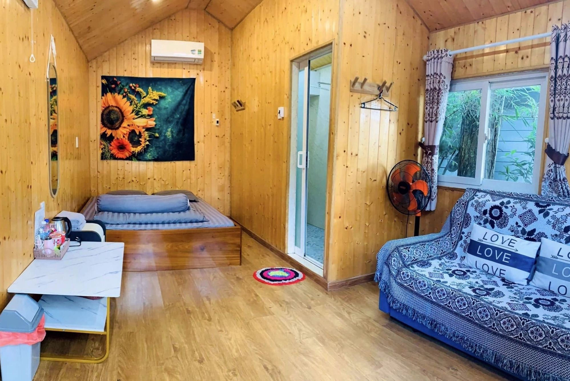 Khu vực tiếp khách ngoài trời tại Henisi Homestay
