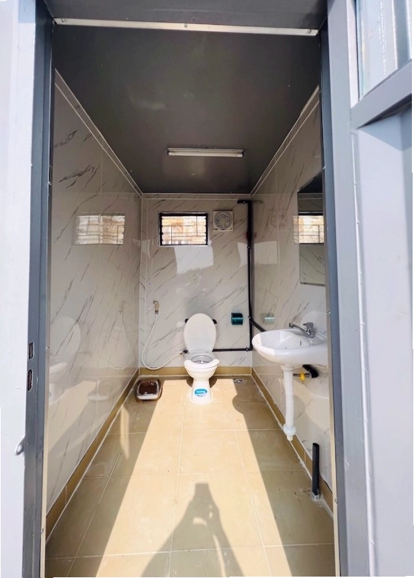 Khu vực vệ sinh tiện nghi bên trong homestay container