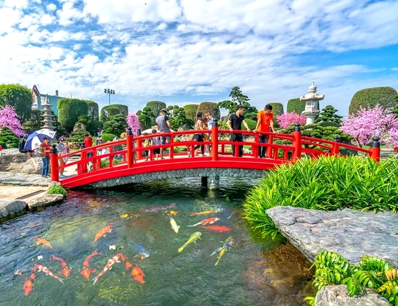 Khu vực vui chơi dành cho trẻ em tại công viên