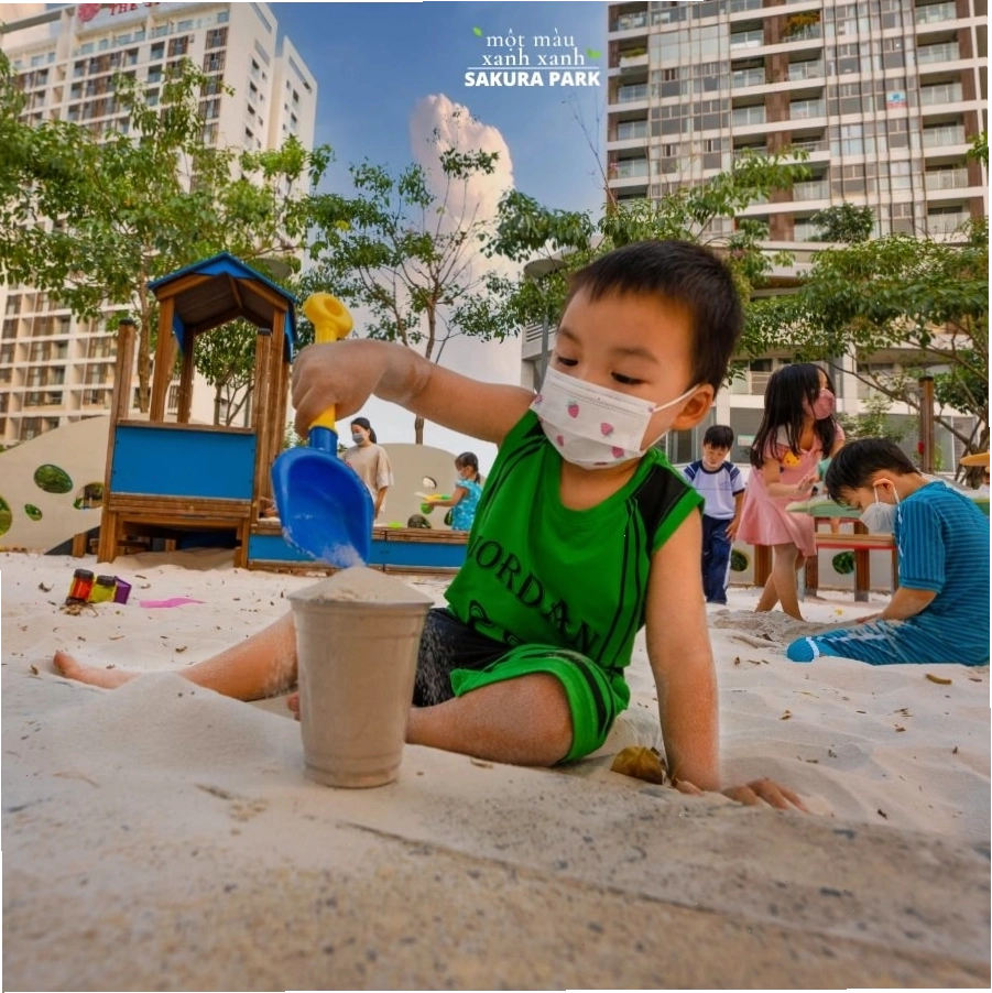 Khu vực vui chơi trẻ em tại Sakura Park Quận 7 với nhiều cây xanh